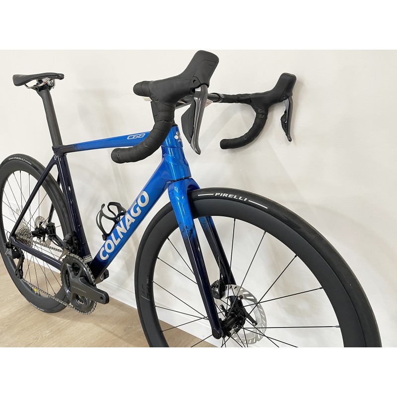 Bicicleta de estrada Colnago C68 com Shimano Ultegra R8170 DI2 12 velocidades e Vision SC 45 nas cores azul e preta.