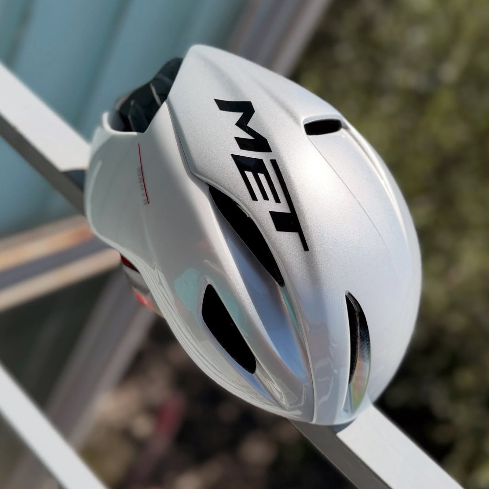 MET Manta MIPS Holographic Glossy White (BI1) Road Cycling Helmet - 3HM133CE00