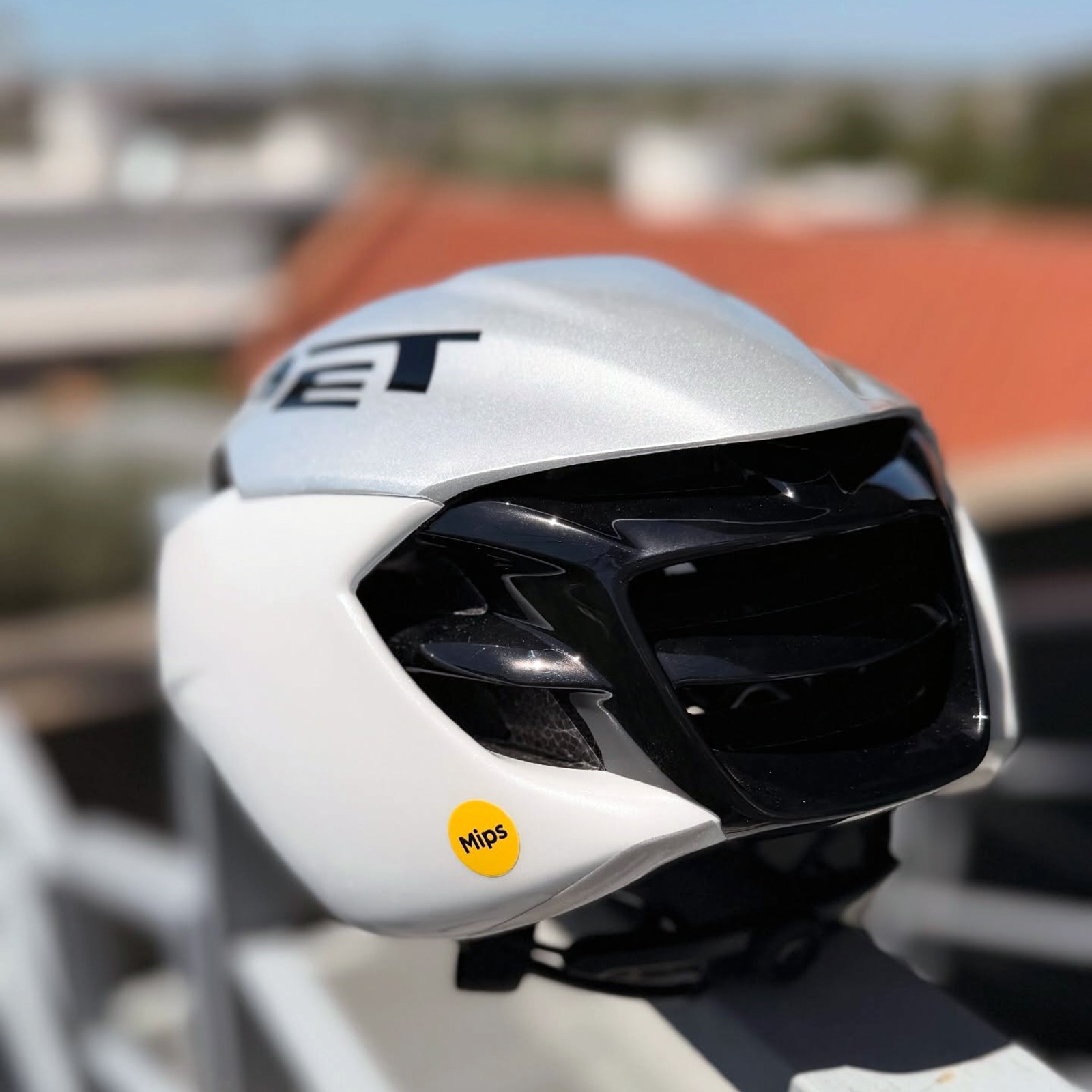 Casco de ciclismo de carretera MET Manta MIPS Holográfico Blanco Brillante (BI1) - 3HM133CE00