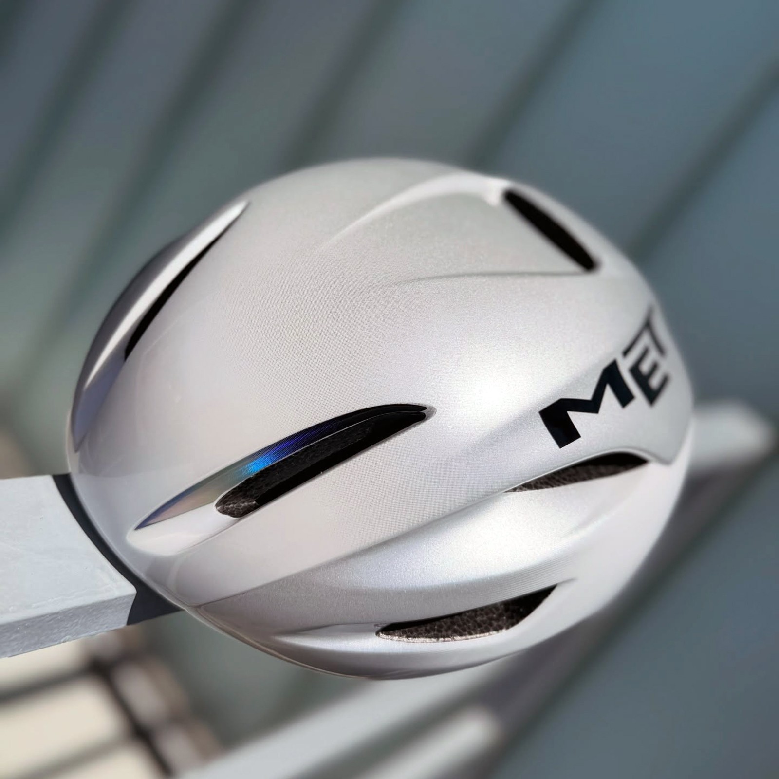 Capacete de ciclismo de estrada MET Manta MIPS Holográfico Branco Brilhante (BI1) - 3HM133CE00