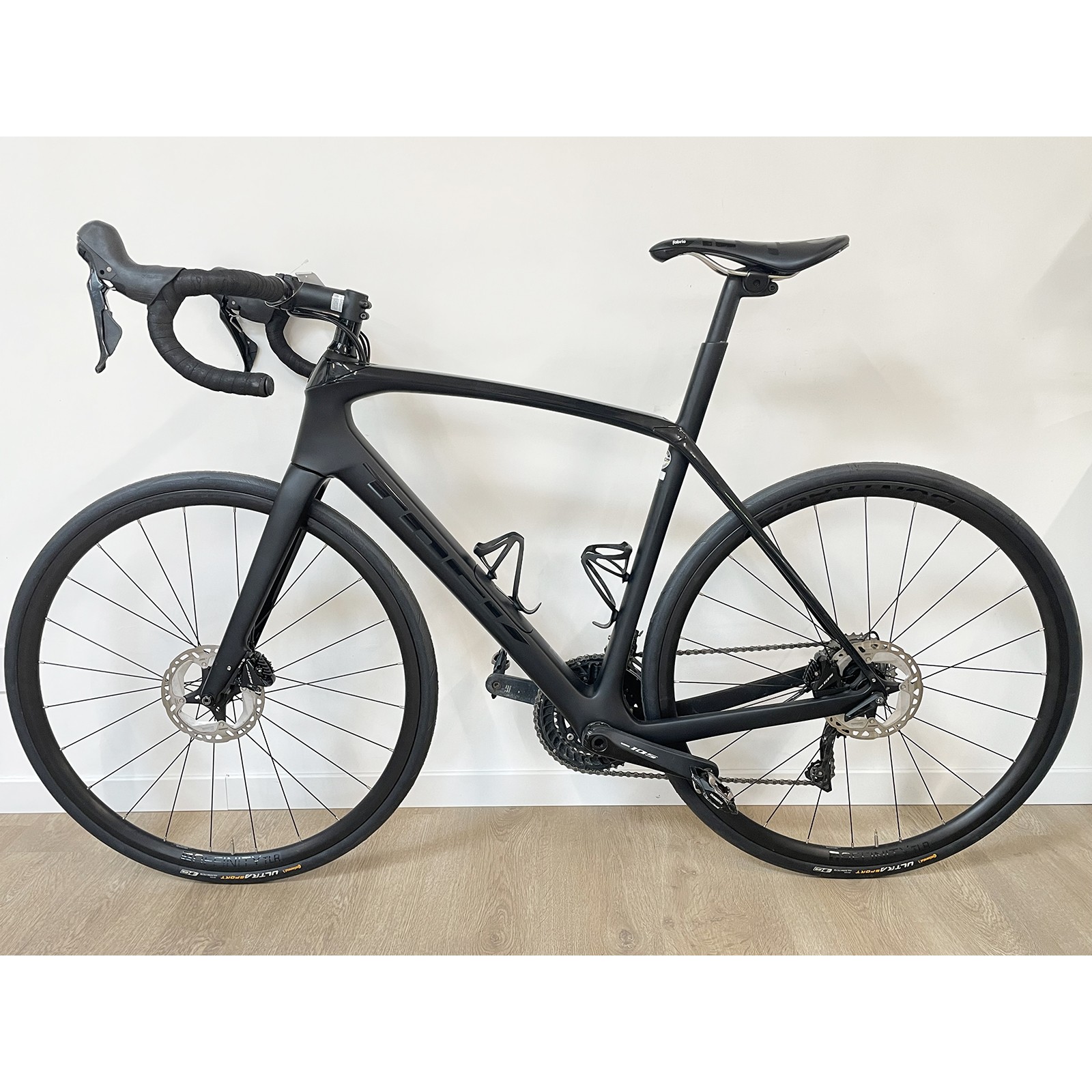 Bicicleta de estrada Trek Domane SL 5 usada, Shimano 105 em carbono, modelo 2020 - Tamanho 56cm (L)