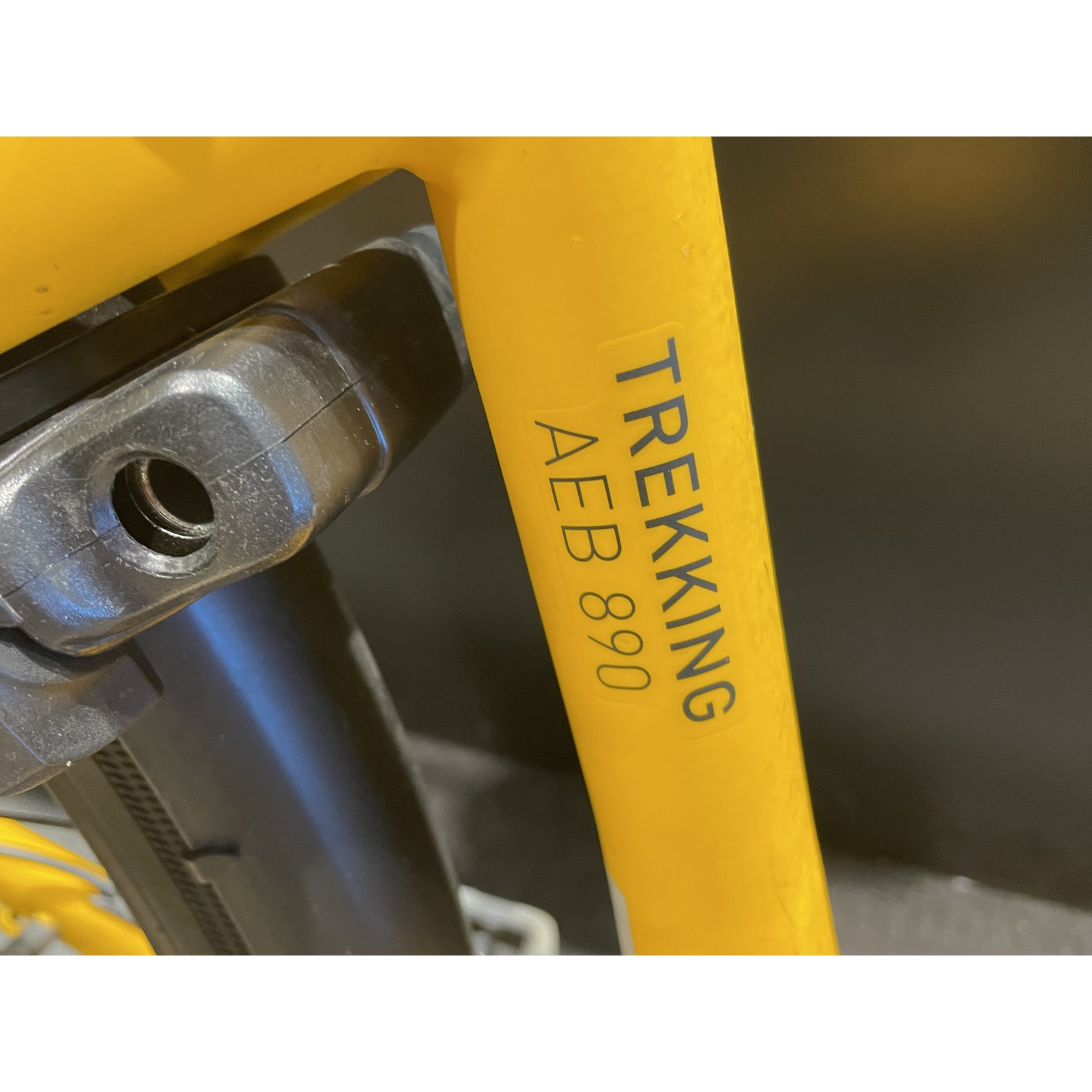 Bicicletta elettrica ibrida Vélodeville® Trekking AEB 890 usata, gialla, taglia 45 (S), 2022