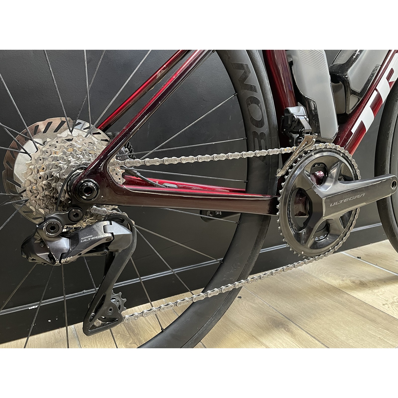 Bicicleta de estrada Trek Madone SLR 7 Gen.8 em carbono, Ultegra Di2 de 12 velocidades, cor Crystalline Viper Red, ano 2025.