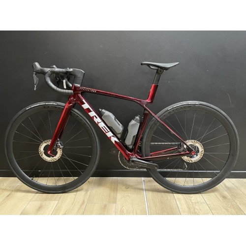 Bicicleta de estrada Trek Madone SLR 7 Gen.8 em carbono, Ultegra Di2 de 12 velocidades, cor Crystalline Viper Red, ano 2025.