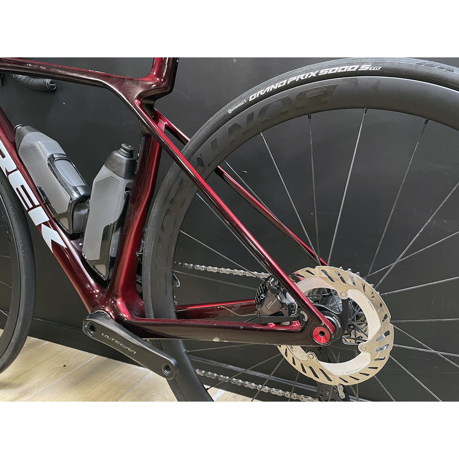 Vélo de route d'occasion Trek Madone SLR 7 Gen.8 carbone Ultegra Di2 12v Crystalline Viper Red 2025