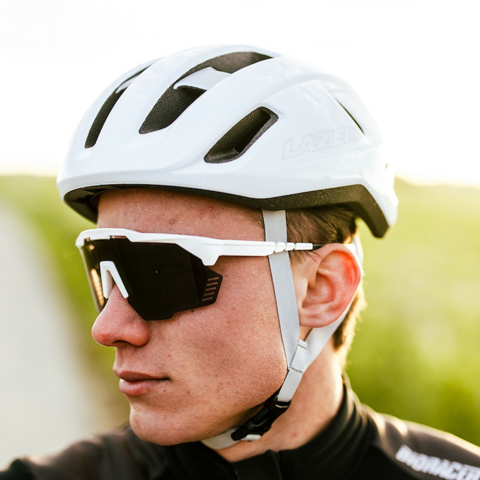 Capacete de ciclismo Lazer Sphere KinetiCore branco e prata