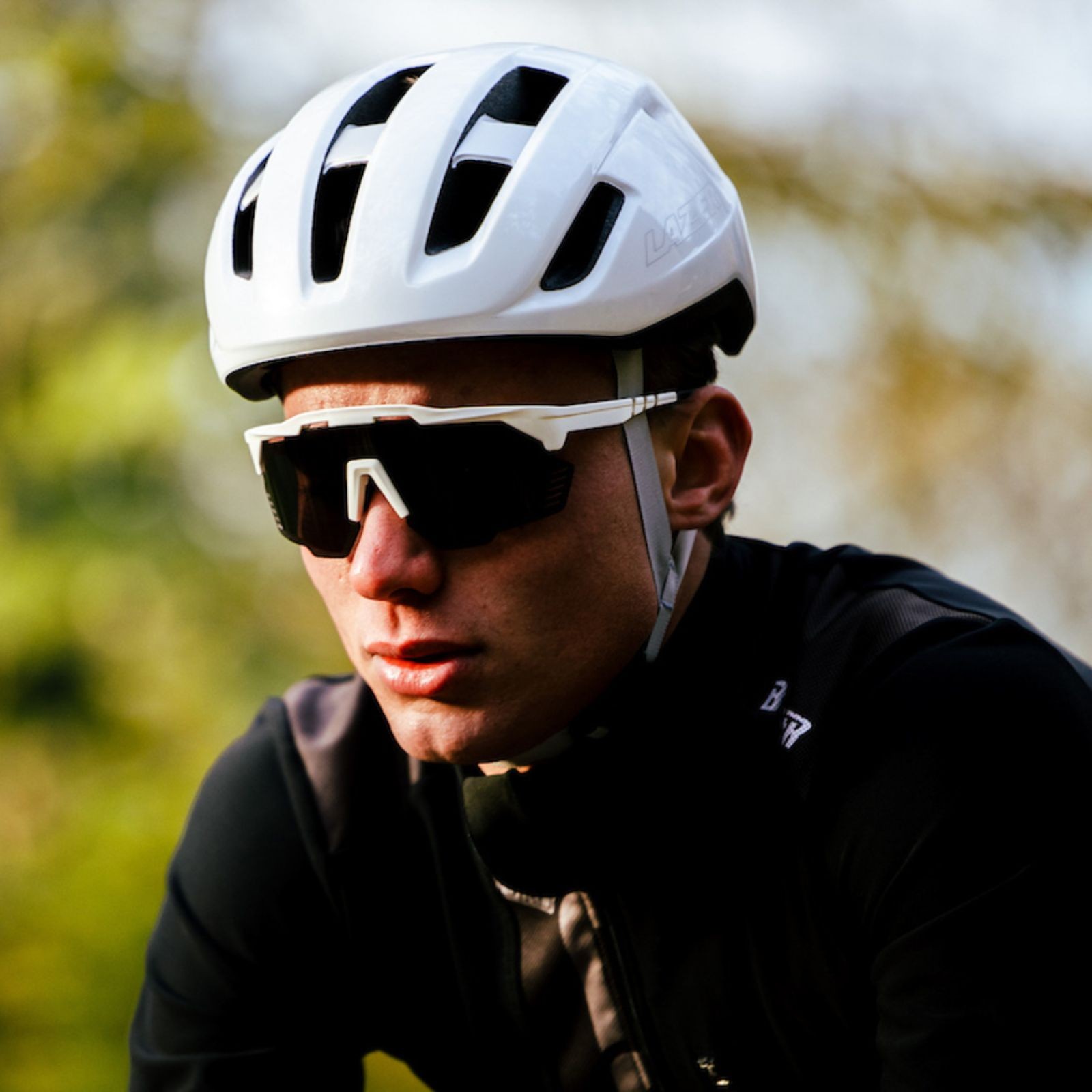 Casco de bicicleta Lazer Sphere KinetiCore blanco y plateado