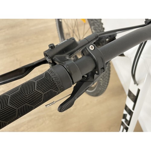 Gebruikte Trek Marlin 7 Gen 3 SX Eagle Crystal White 2024 hardtail mountainbike - Maat L