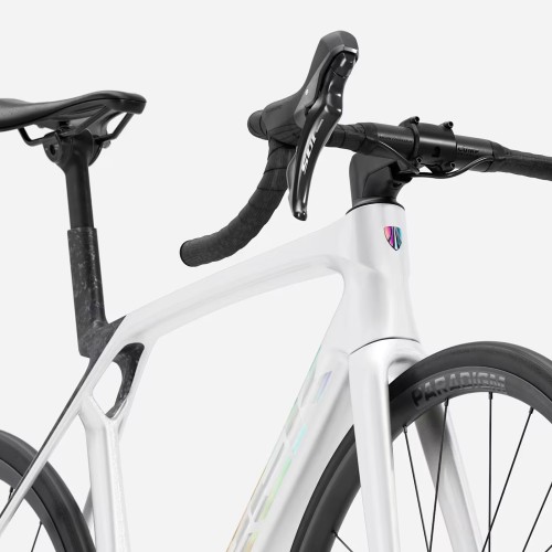 Trek Madone SL 5 Gen.8 Shimano 105 Gloss Crystal White / Matte Deep Smoke vélo de route carbone 2026