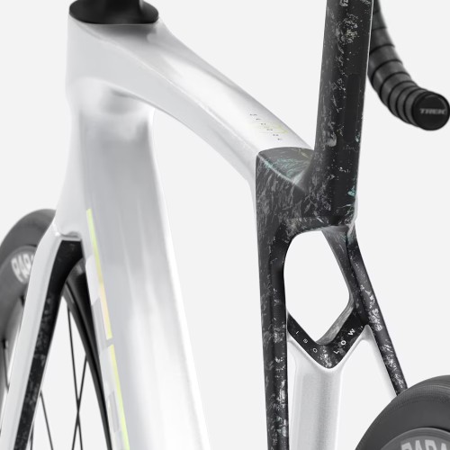 Bicicleta de estrada Trek Madone SL 5 Gen.8 Shimano 105 Branco Cristal Brilhante / Cinza Escuro Fosco Carbono 2026