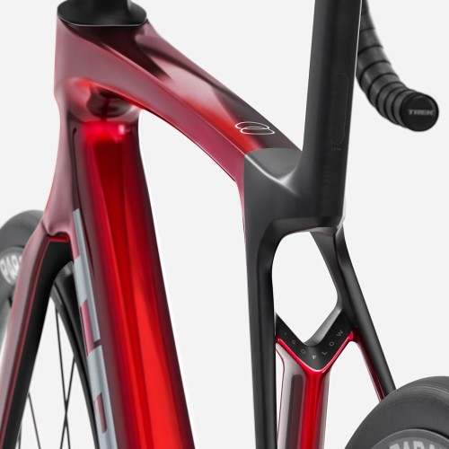 Bicicleta de estrada Trek Madone SL 5 Gen.8 Shimano 105, vermelho brilhante Fury / cinza escuro fosco, carbono, 2026