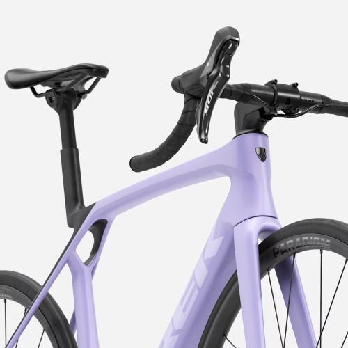 Bicicletta da corsa Trek Madone SL 5 Gen.8 Shimano 105 Matte Lavender Haze / Deep Smoke in carbonio, anno 2026