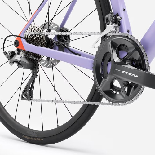 Bicicletta da corsa Trek Madone SL 5 Gen.8 Shimano 105 Matte Lavender Haze / Deep Smoke in carbonio, anno 2026