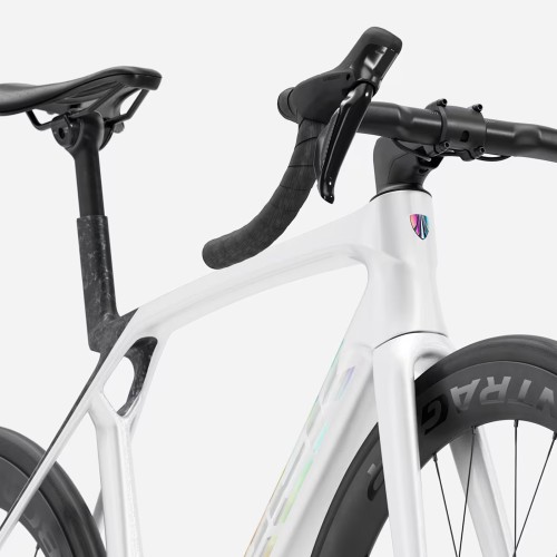 Trek Madone SL 7 Gen.8 Ultegra Di2 12v Gloss Crystal White / Matte Deep Smoke vélo de route carbone 2026