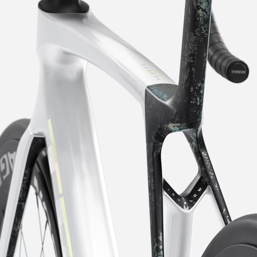 Trek Madone SL 7 Gen.8 Ultegra Di2 12v Gloss Crystal White / Matte Deep Smoke vélo de route carbone 2026