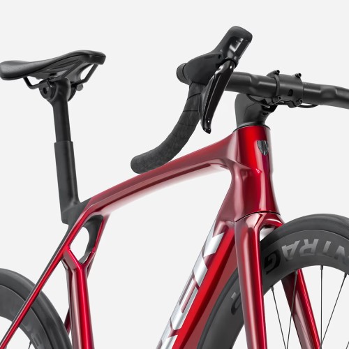 Trek Madone SL 7 Gen.8 Ultegra Di2 12v Gloss Fury Red / Matte Deep Smoke vélo de route carbone 2026