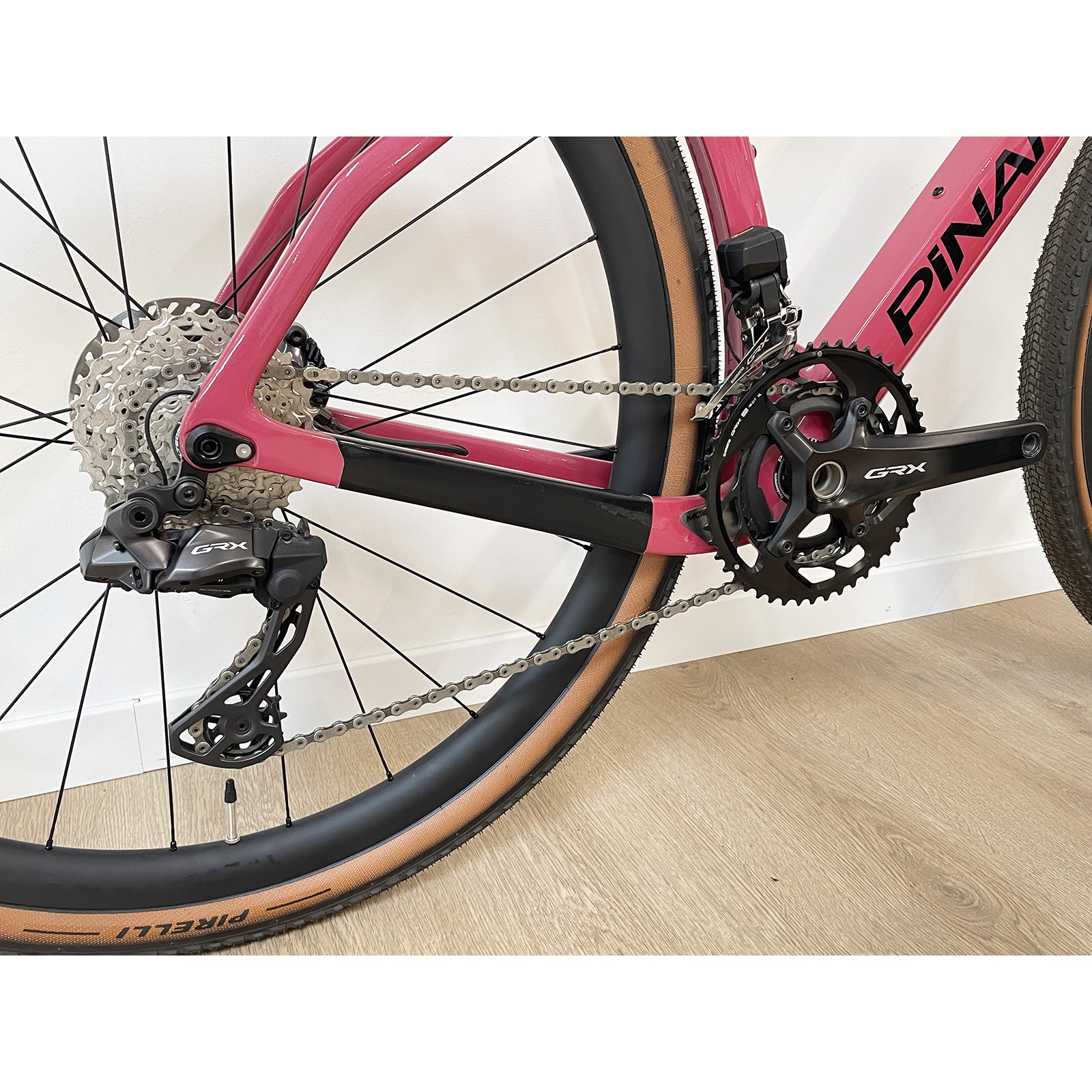 Vélo de gravel Pinarello Grevil F9 carbone GRX Di2 12v Red Wine 2024