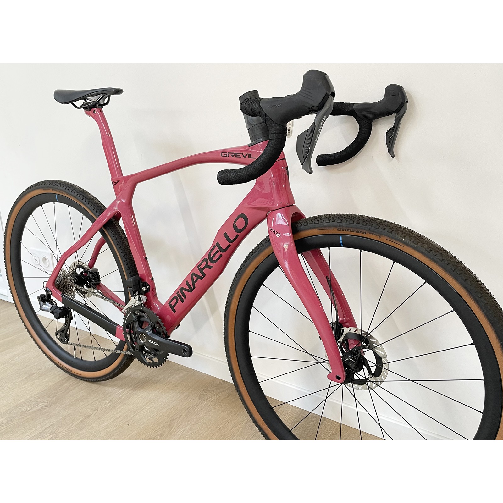 Vélo de gravel Pinarello Grevil F9 carbone GRX Di2 12v Red Wine 2024