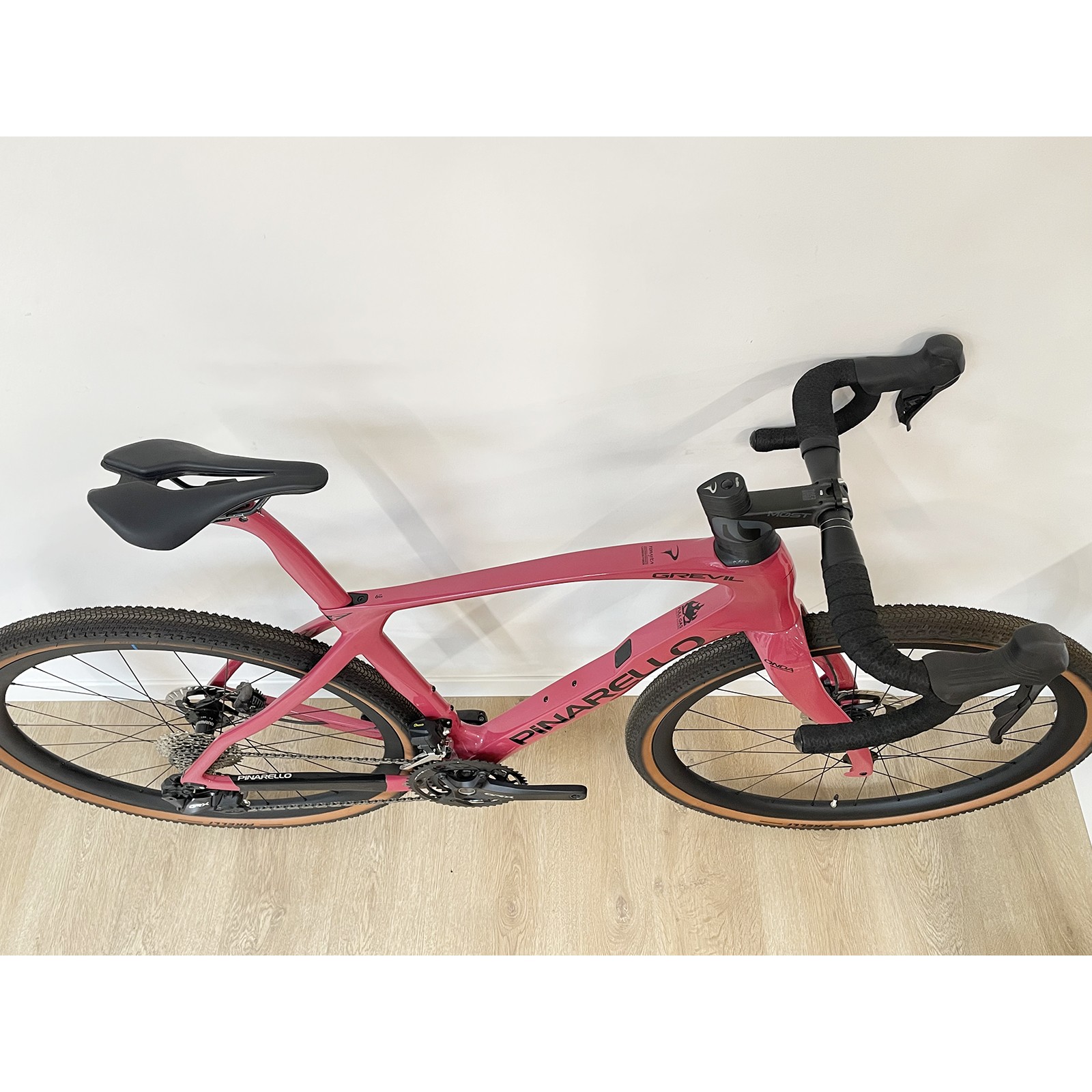 Pinarello Grevil F9 Carbon GRX Di2 12-fach Red Wine gravelbike 2024