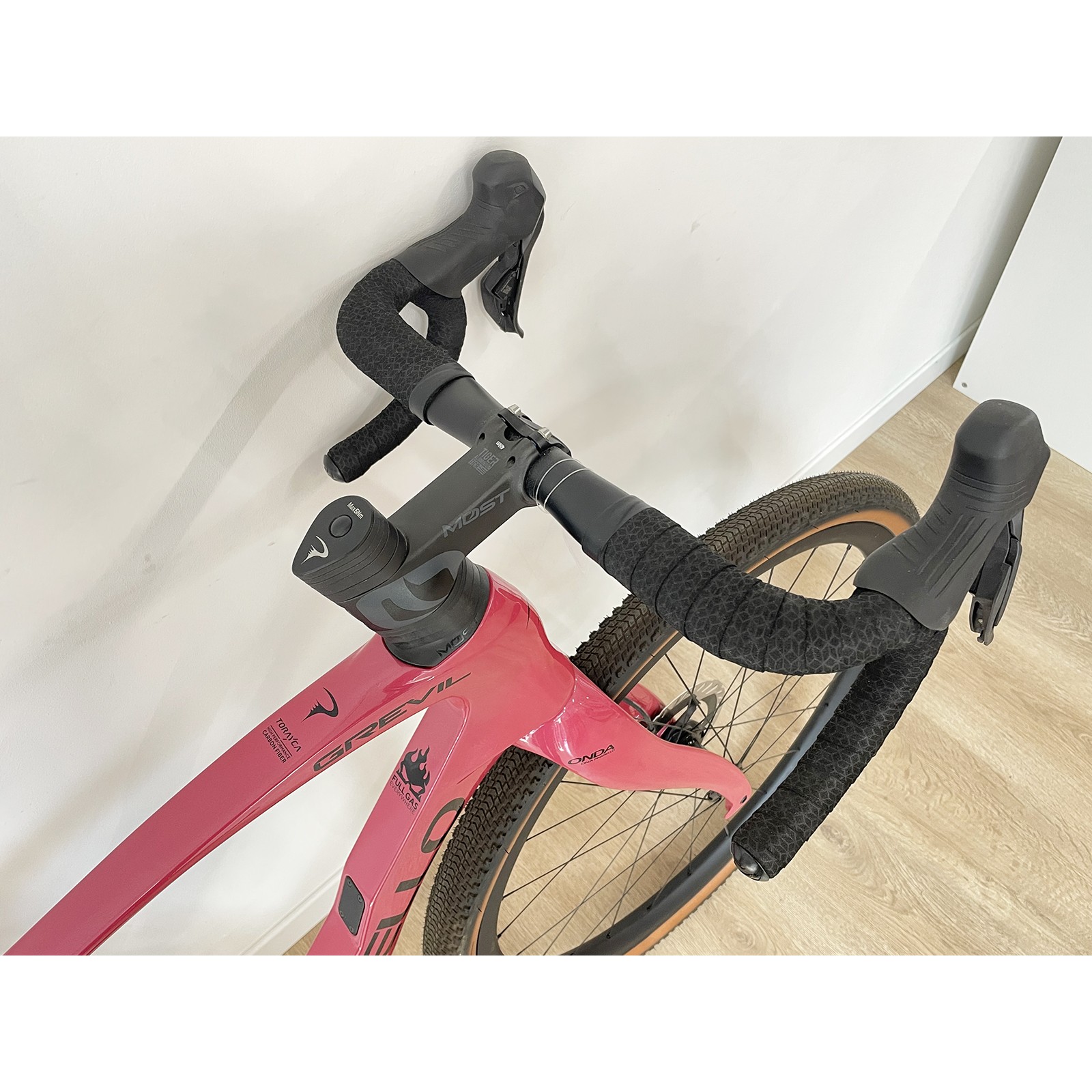 Bicicletta gravel Pinarello Grevil F9 in carbonio GRX Di2 12v colore rosso vino, anno 2024.