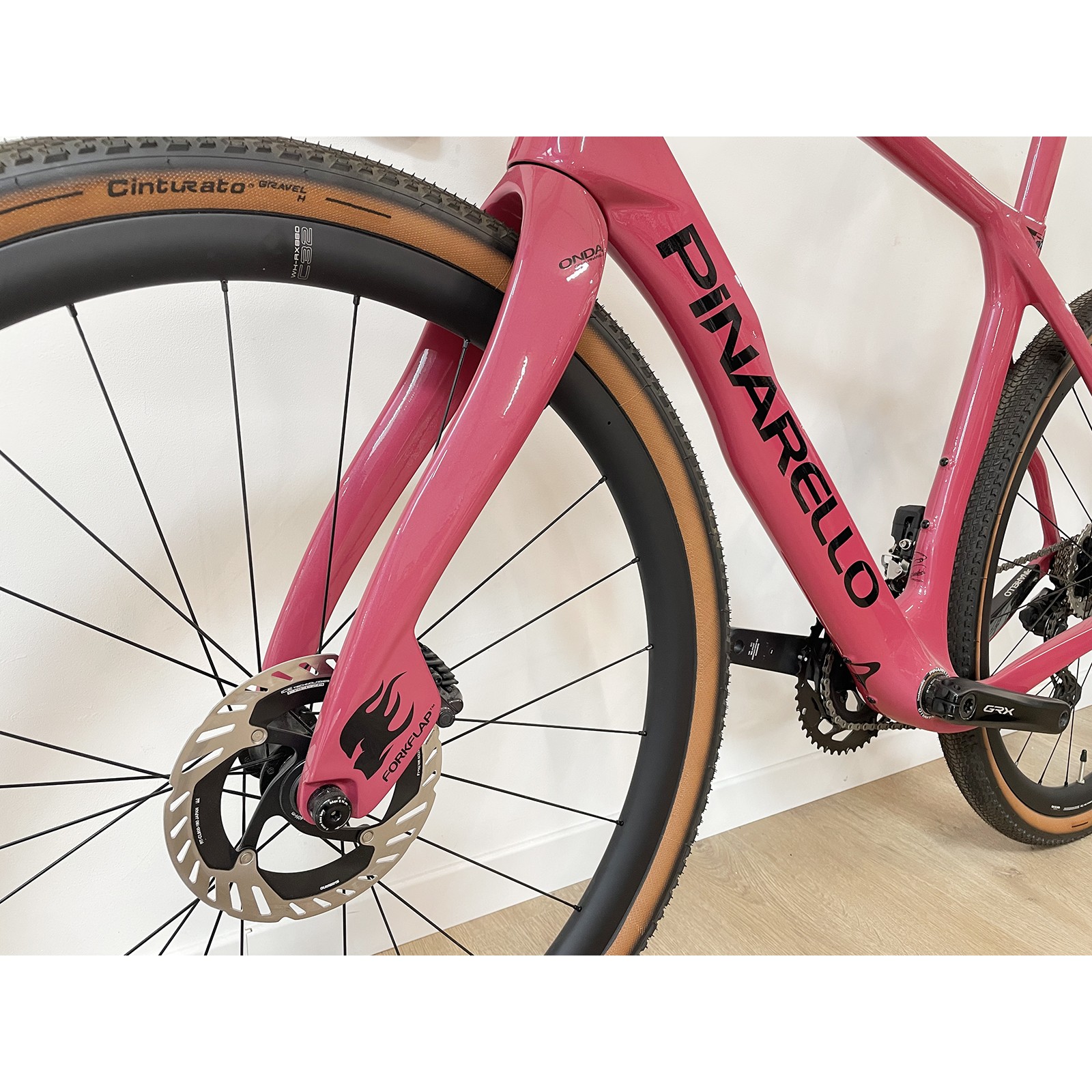 Bicicleta gravel Pinarello Grevil F9 de carbono GRX Di2 12v color rojo vino 2024