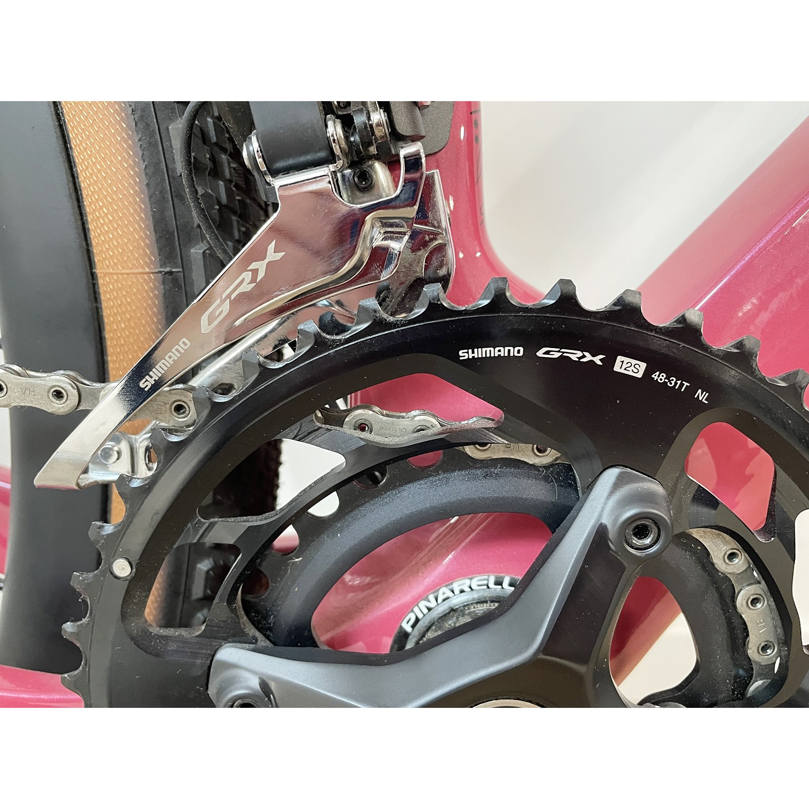 Bicicletta gravel Pinarello Grevil F9 in carbonio GRX Di2 12v colore rosso vino, anno 2024.