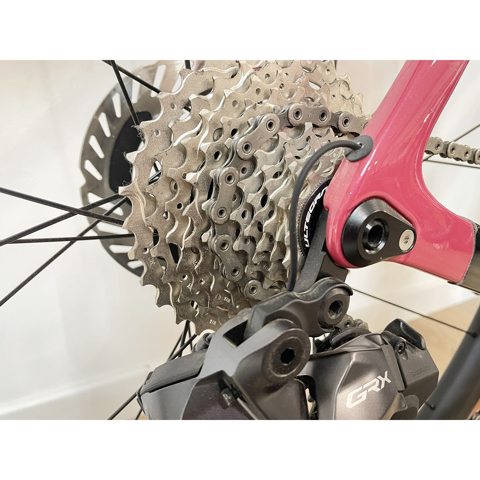Bicicletta gravel Pinarello Grevil F9 in carbonio GRX Di2 12v colore rosso vino, anno 2024.