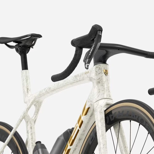Trek Madone SLR 9 AXS Gen.8 Red AXS E1 12-fach Era White / Supernova Marble Pearl Carbon-Rennrad 2026