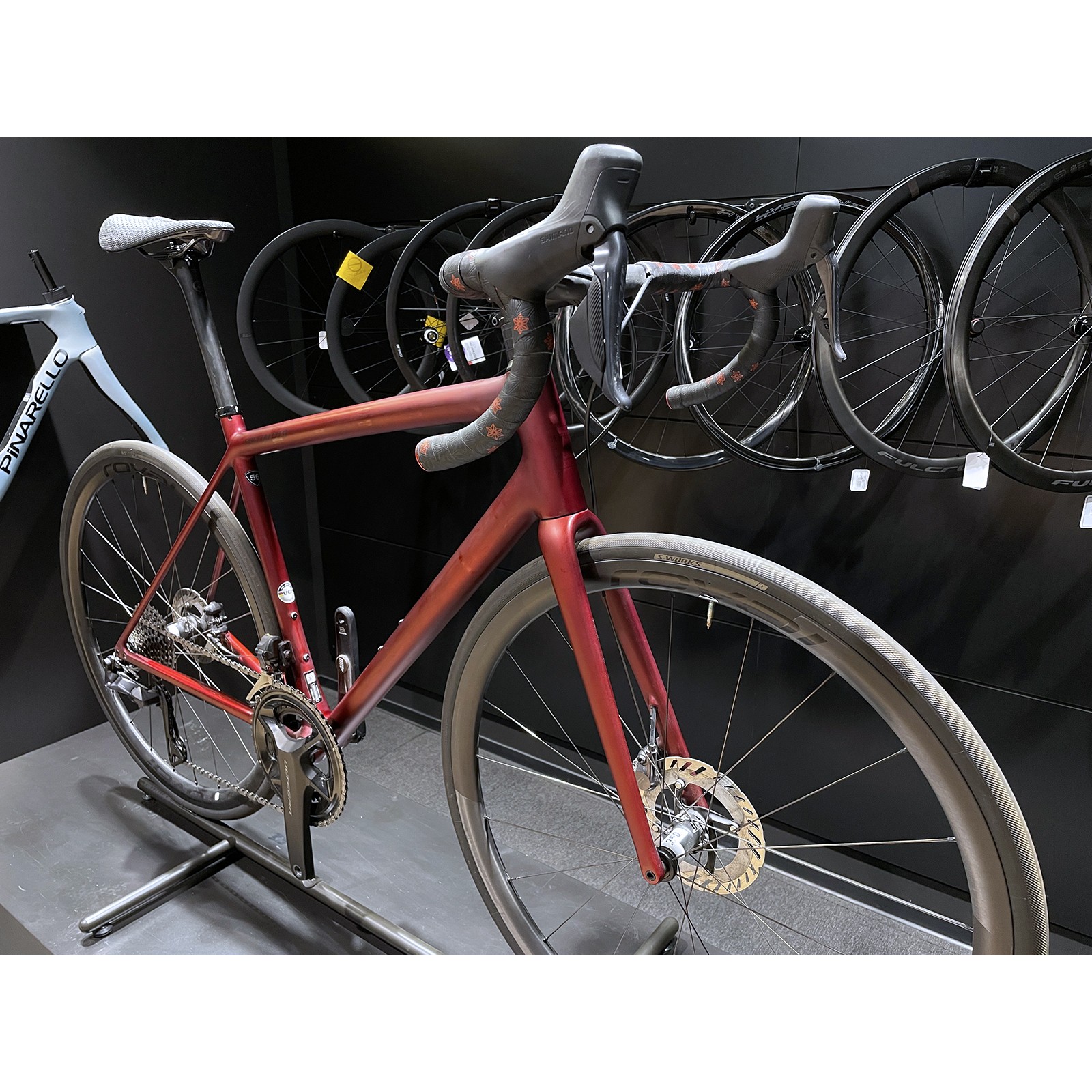 Bicicleta de carretera usada Specialized Aethos Pro Ultegra Di2 Satin Red Sky / Red Onyx 2024 - Talla 56 cm