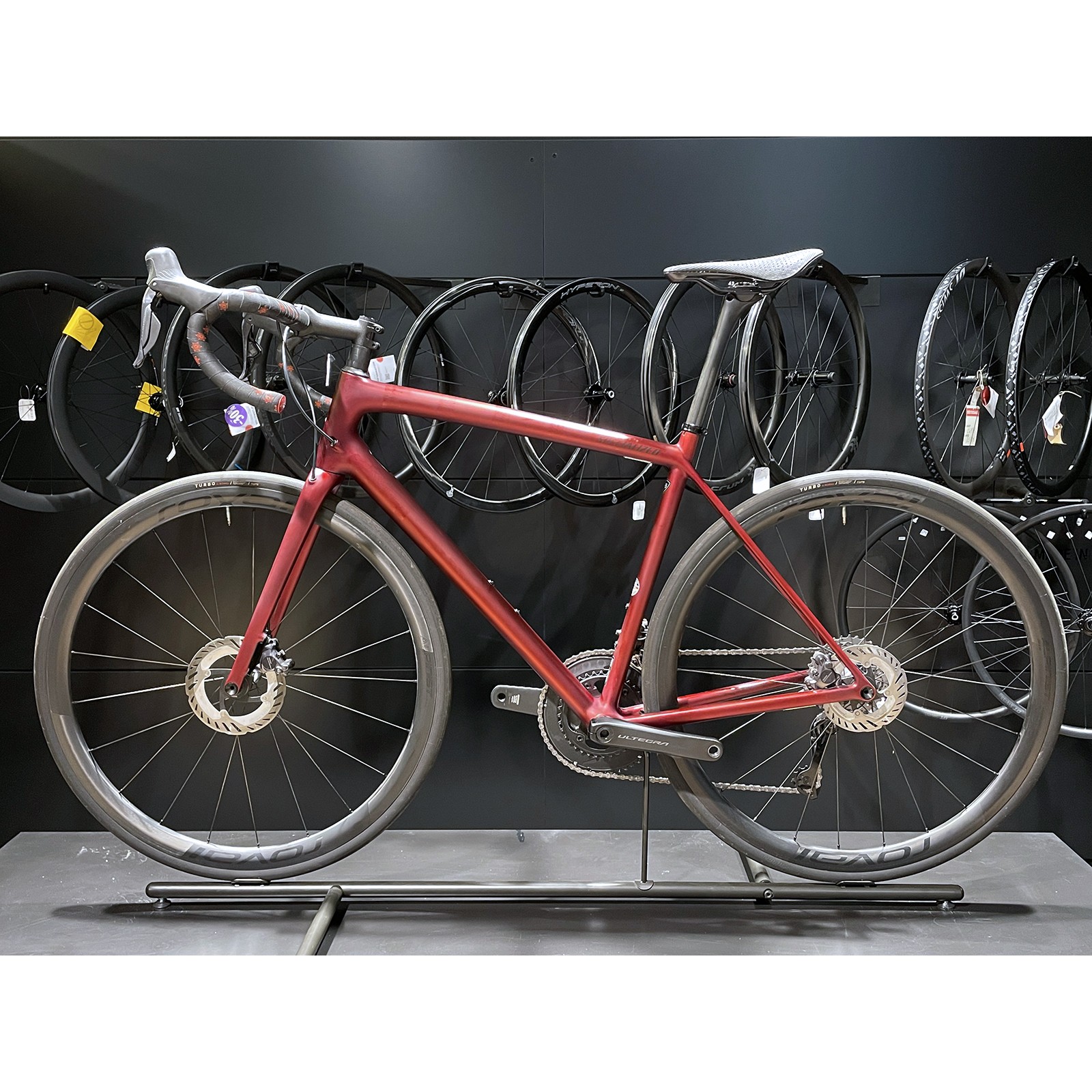 Vélo de route d'occasion Specialized Aethos Pro Ultegra Di2 Satin Red Sky / Red Onyx 2024 - Taille 56cm
