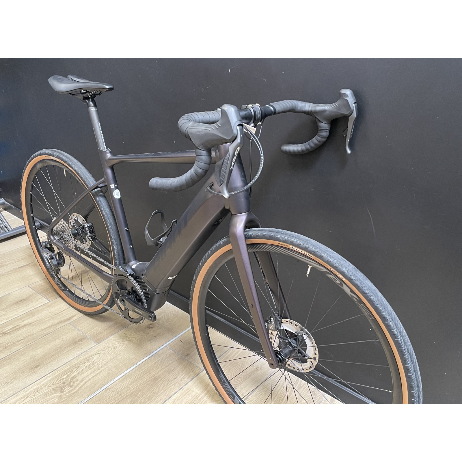 Gravel elétrica Giant Revolt E+ Rosewood 500Wh usada, modelo 2022, tamanho G.