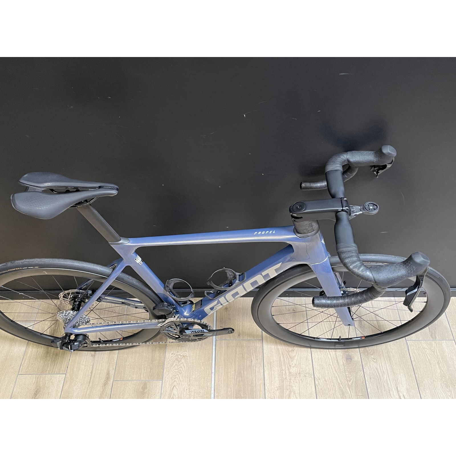 Vélo de route d'occasion Giant Propel Advanced Pro 1 Rival eTap AXS bleu 2025 - Taille M