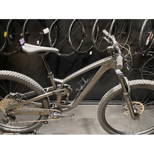 MTB Trek Fuel EX 7 Gen.6 de 150 mm, color negro mate Dnister, año 2022, usada doble suspensión .