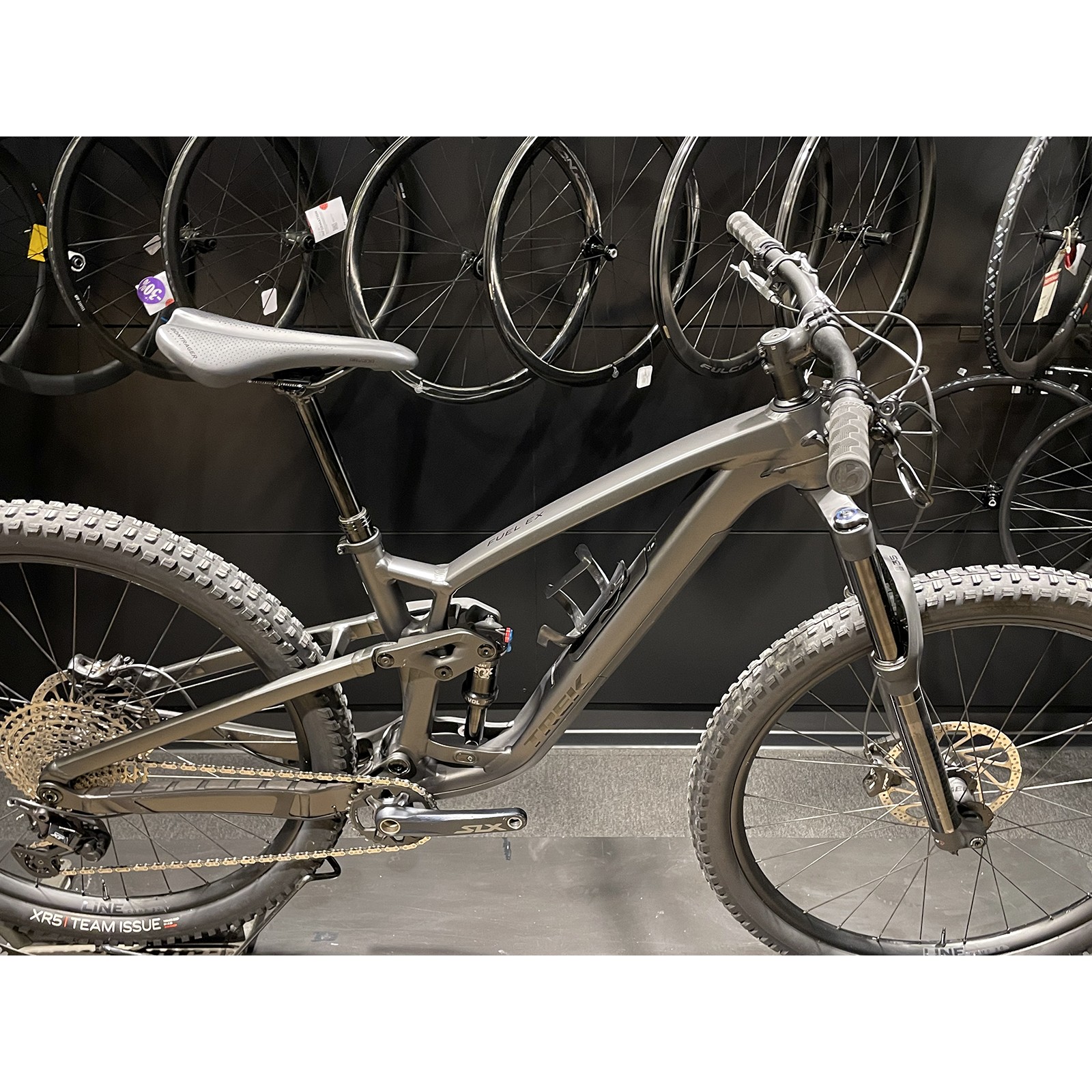 MTB Trek Fuel EX 7 Gen.6 de 150 mm, color negro mate Dnister, año 2022, usada doble suspensión .