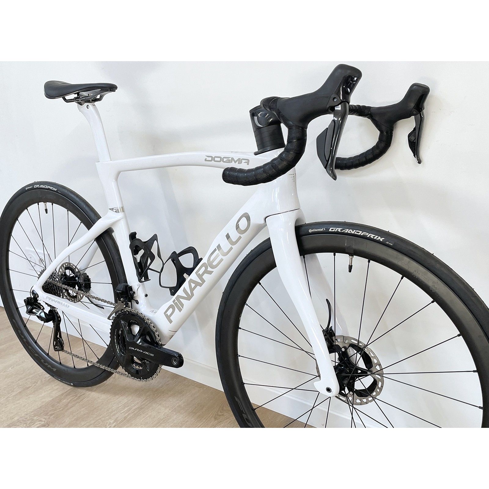 Gebruikte Pinarello Dogma F 2024 Dura-Ace Di2 Crystal White 54cm (M) racefiets