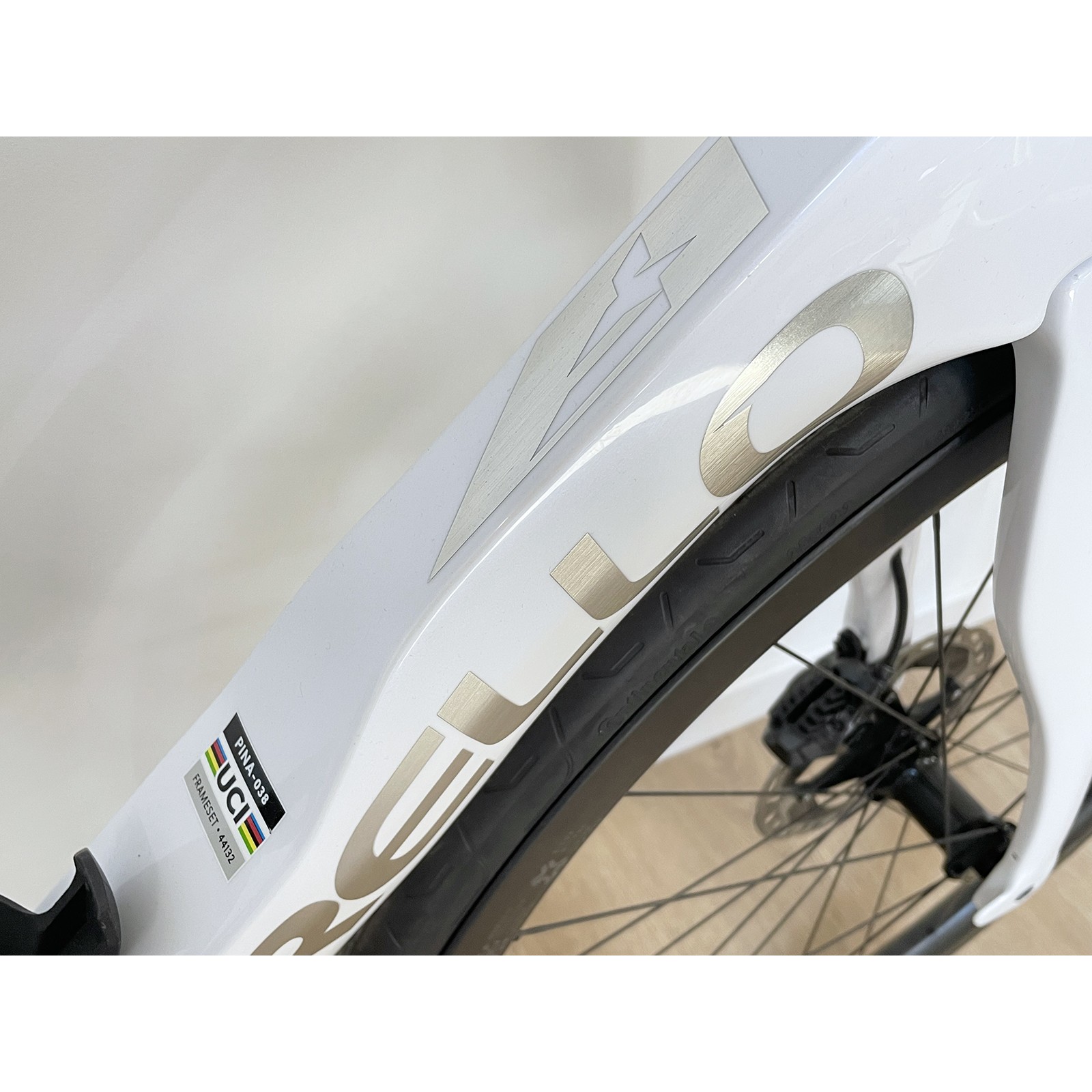 Bicicleta de estrada Pinarello Dogma F 2024 Dura-Ace Di2 Crystal White usada, tamanho 54cm (M).