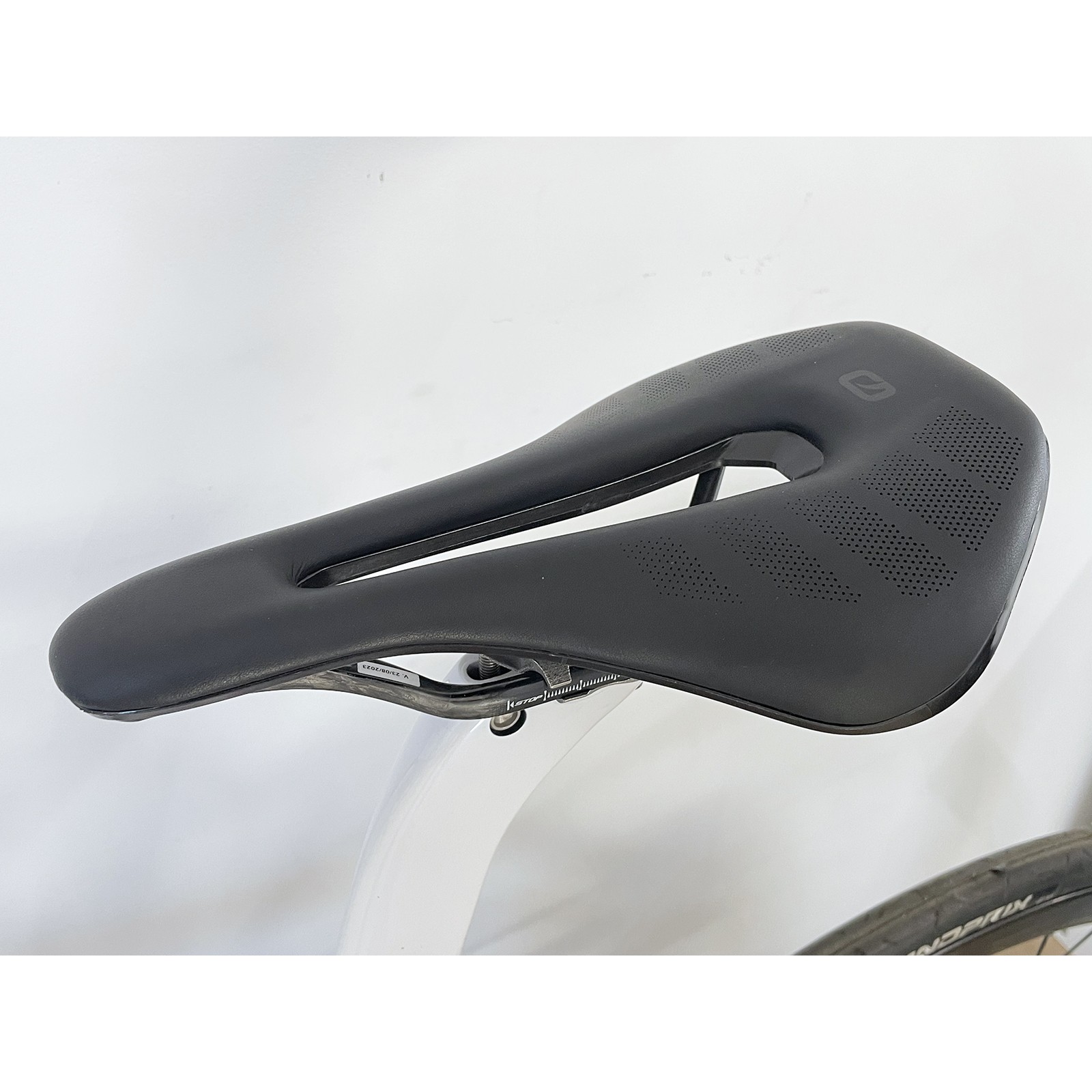 Bicicleta de carretera Pinarello Dogma F 2024 Dura-Ace Di2 Crystal White de segunda mano, talla 54 cm (M).