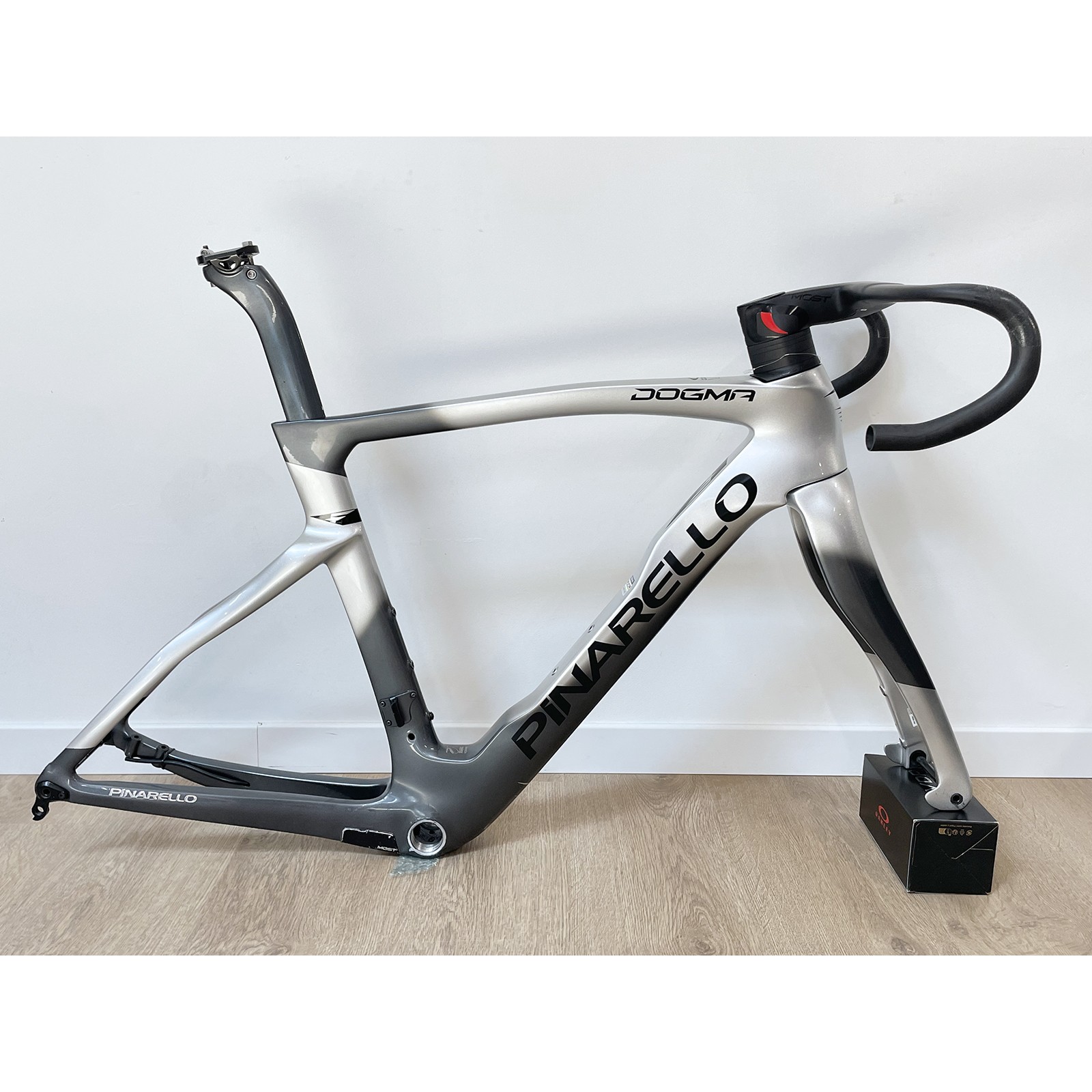 Cadre en carbone Pinarello Dogma F 2024 taille 53cm MyWay avec Cockpit MOST