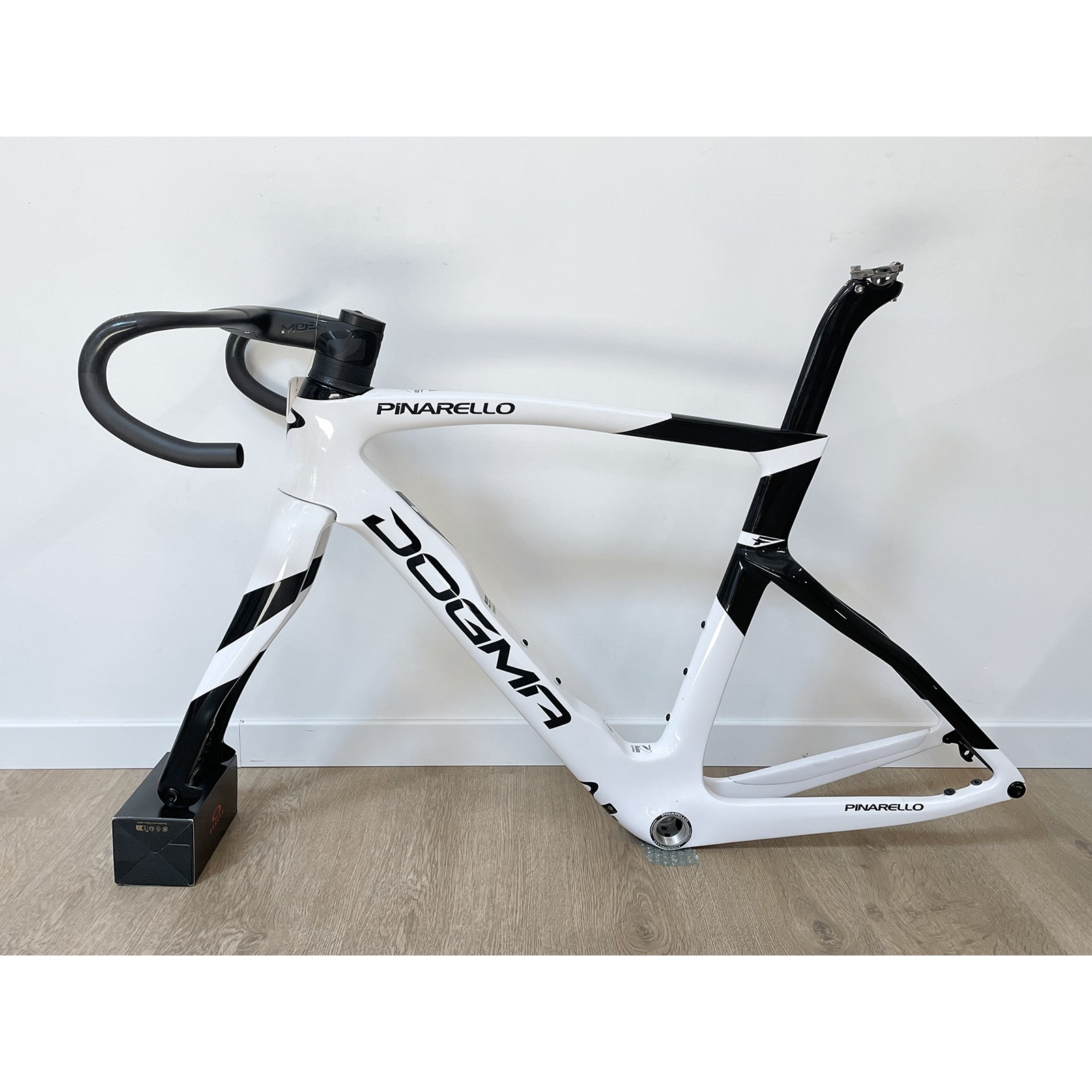 Cuadro de carbono usado Pinarello Dogma F 54cm blanco negro 2023 + Cockpit MOST