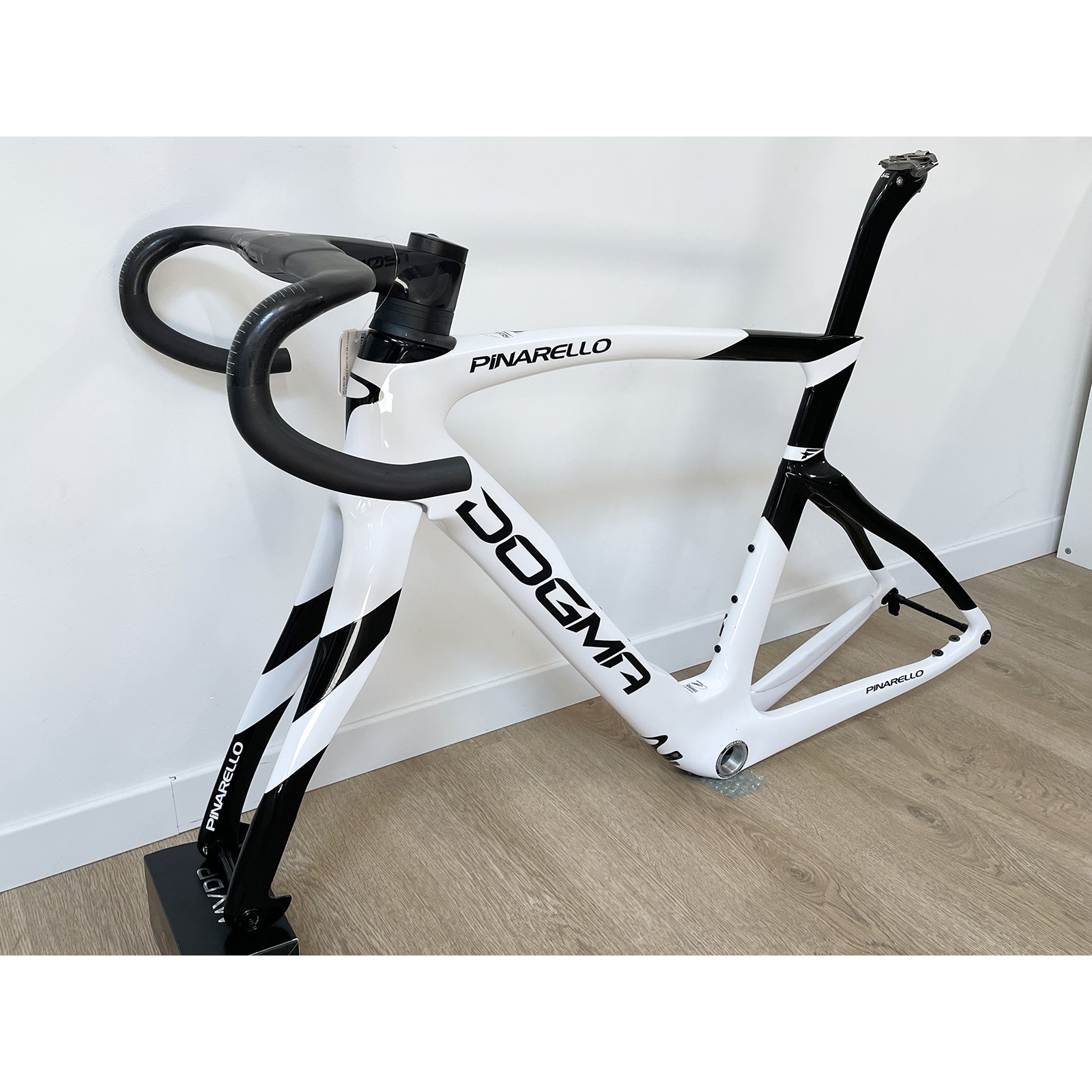 Cadre carbone d'occasion Pinarello Dogma F 54cm white black 2023 + Cockpit MOST