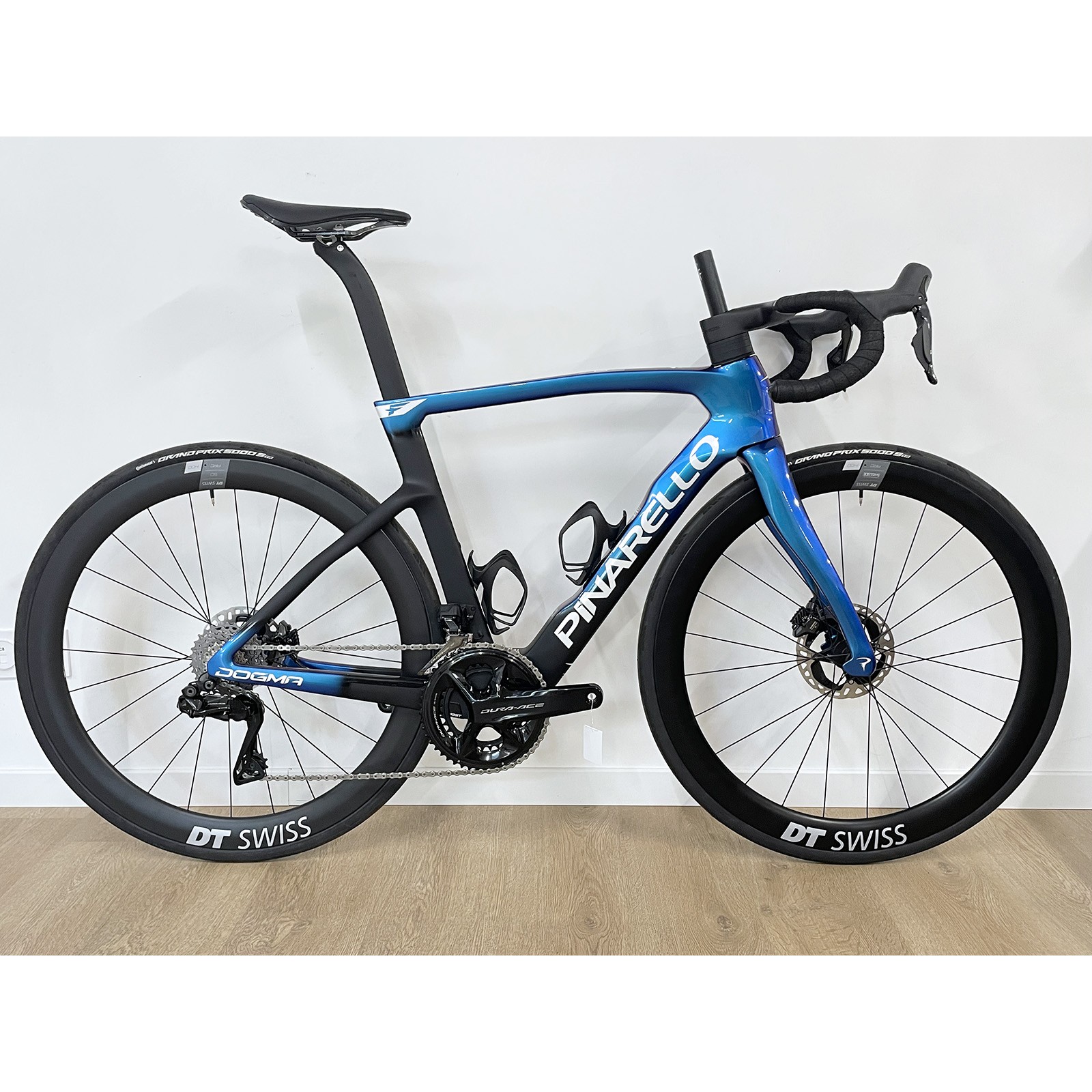 Vélo de course Pinarello Dogma F Luxter Blue Shiny carbone Dura-Ace Di2 12v / ARC 1400 Dicut 2026