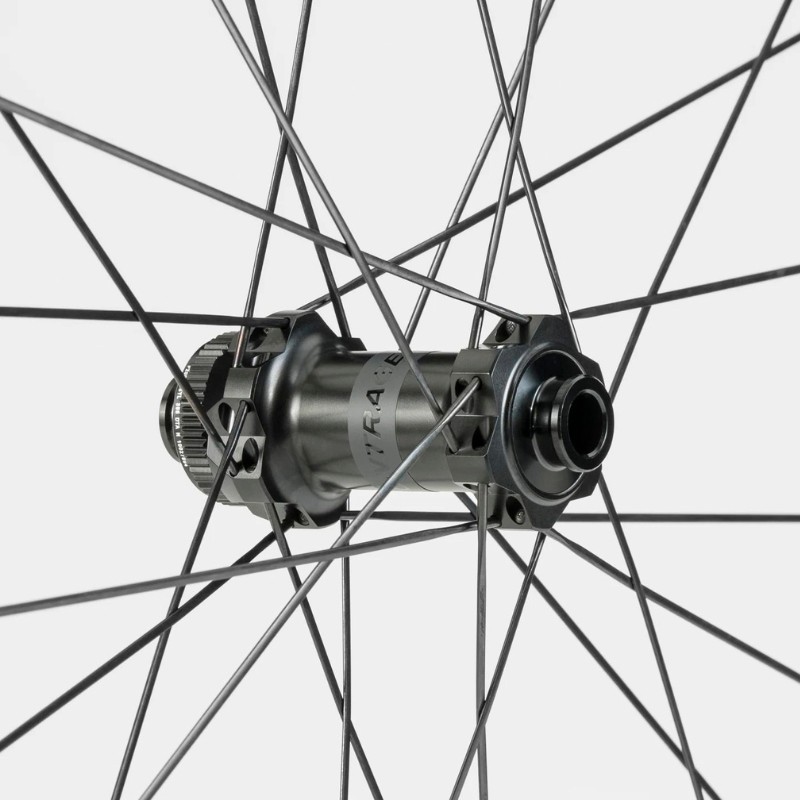Ruota anteriore da strada Bontrager Aeolus Pro 37 TLR con freno a disco.