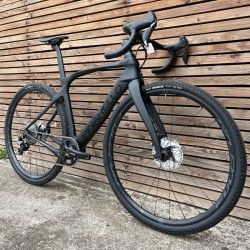Vélo de gravel d'occasion Pinarello Grevil GRX 815 DI2 2023 Vélo de gravel d'occasion Pinarello Grevil GRX 815 DI2 2023